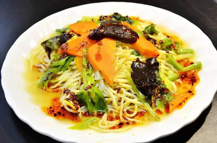 炎热的夏天 给你来碗可口的凉面吧!